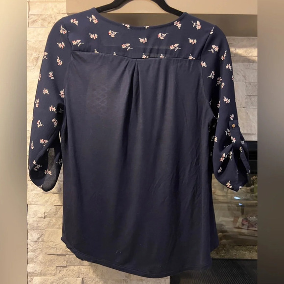 Tempted Blue floral top v neck with 3 metal buttons 3/4 sleeve Small Preowned - Picture 5 of 5